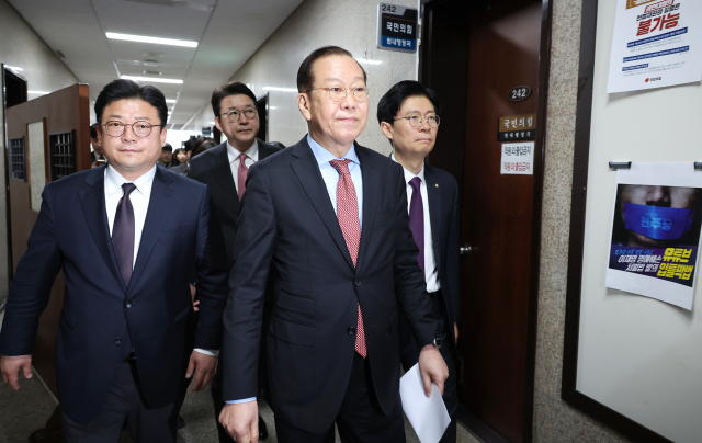 국민의힘 권영세 비상대책위원장이 4일 서울 여의도 국회에서 헌재의 윤석열 전 대통령 탄핵 인용이 발표되자 입장을 밝힌 뒤 이동하고 있다. 연합뉴스