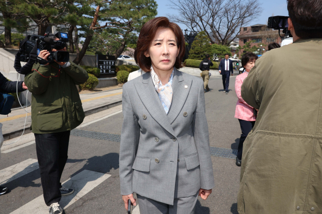 윤석열 대통령의 탄핵심판 선고일인 4일 서울 종로구 헌법재판소에서 재판관 만장일치 의견으로 국회의 탄핵소추의결이 인용되자 나경원 국민의힘 의원이 헌재를 나서고 있다. 연합뉴스