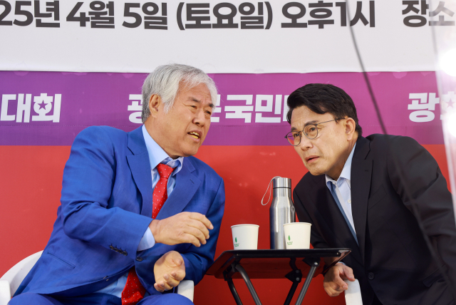 국민의힘 윤상현 의원(오른쪽)과 전광훈 사랑제일교회 목사가 5일 서울 세종대로에서 대한민국바로세우기국민운동본부가 연 광화문 국민대회에 참석해 대화하고 있다. 연합뉴스