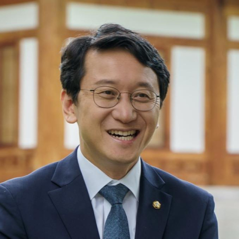尹 탄핵 다음 날 민주당 현수막에 불 질러…50대 남성 검거