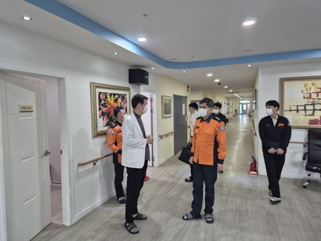 엄민현 밀양소방서장이 관내 노인 요양시설을 방문해 현장지도를 하고 있다. 밀양소방서 제공