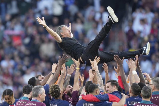 PSG 선수들이 6일 프랑스 파리의 파르크 데 프랭스에서 열린 2024-2025 리그1 앙제와의 경기를 1대0 승리로 이끌고 리그 조기 우승을 확정한 뒤 루이스 엔리케 감독을 헹가래치고 있다. 연합뉴스