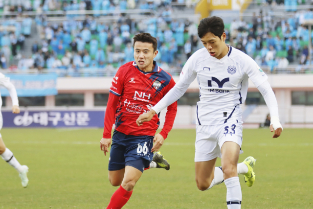 5일 김천상무와의 경기에서 프로 데뷔전을 치른 대구FC 김민준 선수(오른쪽). 대구FC 제공