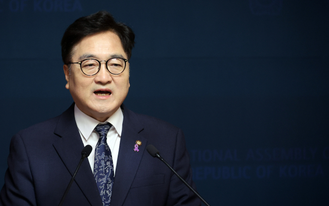 우원식 국회의장이 6일 서울 여의도 국회 사랑재에서 개헌 관련 기자회견을 하고 있다. 연합뉴스