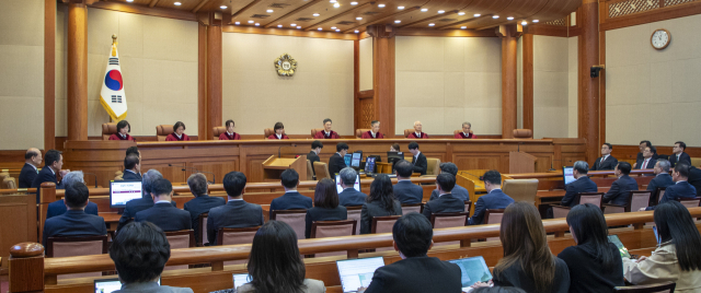 문형배 헌법재판소장 권한대행을 비롯한 헌법재판관들이 지난 4일 서울 종로구 헌법재판소 대심판정에서 열린 윤석열 대통령 탄핵심판 선고를 위해 자리에 앉아 있다. 왼쪽부터 정계선, 김복형, 정정미, 이미선, 문형배, 김형두, 정형식, 조한창 헌재 재판관. 연합뉴스