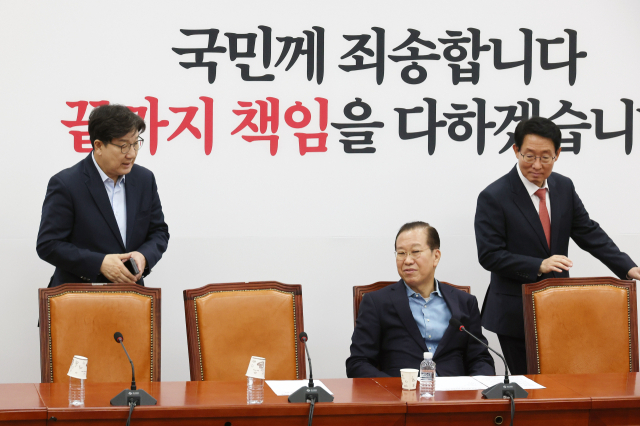 국민의힘 권영세 비상대책위원장과 권성동 원내대표가 6일 서울 여의도 국회에서 4선 이상 중진 의원들과의 간담회에 참석하고 있다. 연합뉴스