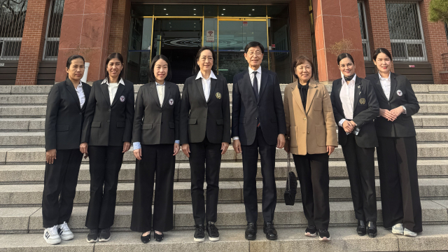 계명문화대 박승호 총장(가운데) 태국방문단 관계자들이 포즈를 취하고 있다. 계명문화대 제공