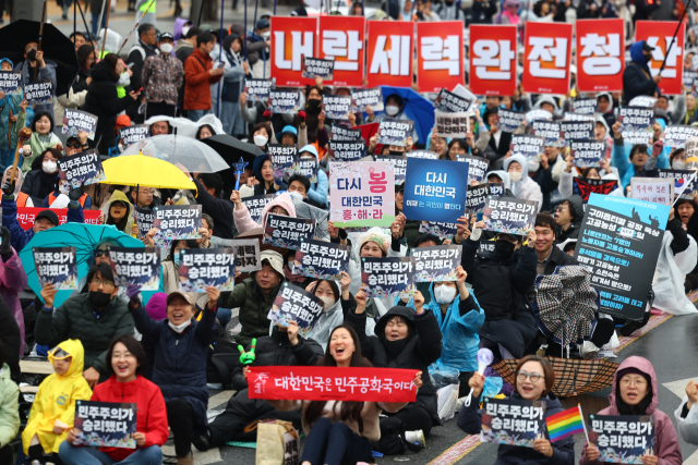 헌법재판소가 윤석열 전 대통령의 파면을 선고한 다음날인 5일 서울 종로구 광화문 앞에서 윤석열 즉각퇴진·사회대개혁 비상행동 주최로 열린 