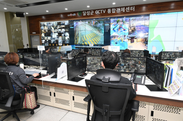 대구 달성군이 4억6천여만원을 들여 군내 범죄 취약지역 32곳에 총 65대의 CCTV를 추가 설치한다. 달성군 CCTV통합관제센터 모습. 달성군 제공.