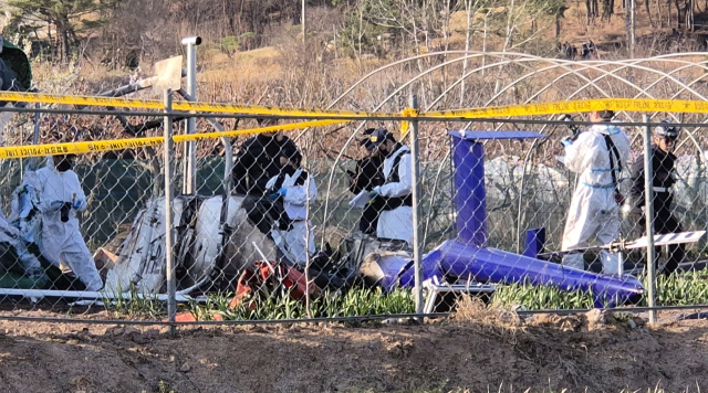 산불 진화에 투입된 헬기가 추락해 조종사가 사망하는 사고가 6일 또 발생했다. 이날 오후 3시 41분쯤 대구 북구 서변동에서 산불진화 작업에 나선 헬기가 추락해 조종사 1명이 숨졌다. 지난달 26일 의성 산불 현장에서 임차 헬기가 추락한 지 10여일 만이다. 산불이 발생한 야산에서 100m 가량 떨어진 곳에서 발견된 사고 헬기 잔해를 경찰이 조사하고 있다. 김영진 기자
