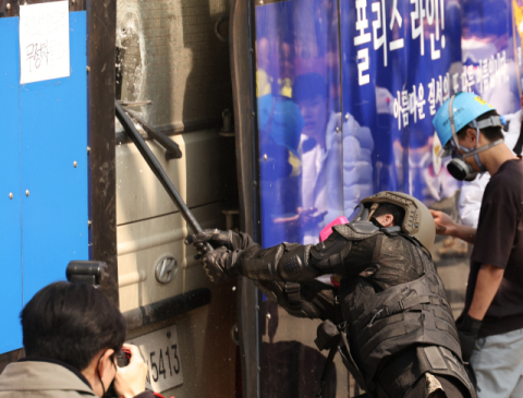 [속보] 곤봉으로 경찰버스 부순 20대 尹지지자 구속