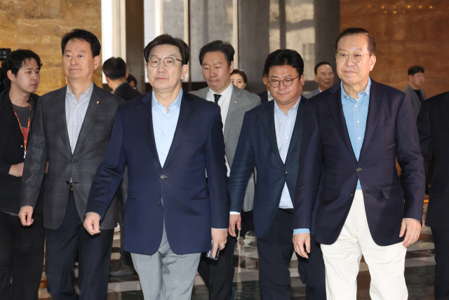 국민의힘 권영세 비상대책위원장과 권성동 원내대표가 6일 서울 여의도 국회에서 열린 의원총회에 참석하고 있다. 연합뉴스