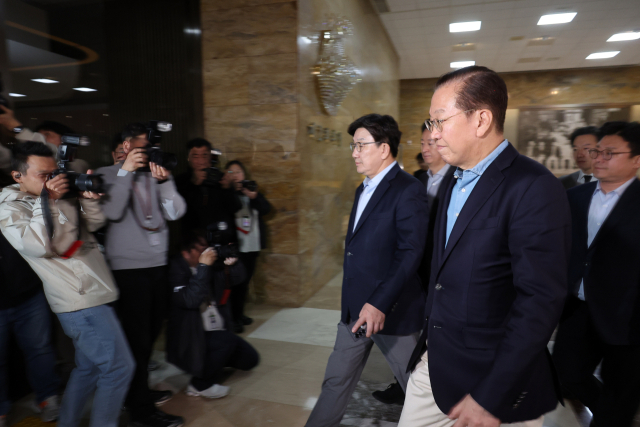 국민의힘 권영세 비상대책위원장과 권성동 원내대표가 6일 서울 여의도 국회에서 열린 의원총회에 참석하고 있다. 연합뉴스