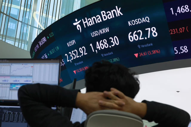 7일 서울 중구 하나은행 본점 딜링룸에서 딜러들이 업무를 보고 있다. 이날 코스피는 전 거래일보다 106.17p 내린 2,359.25로 개장했다. 원/달러 환율은 27.9원 오른 1,462.0원, 코스닥지수는 20.37p(2.96%) 내린 667.02로 시작했다. 연합뉴스