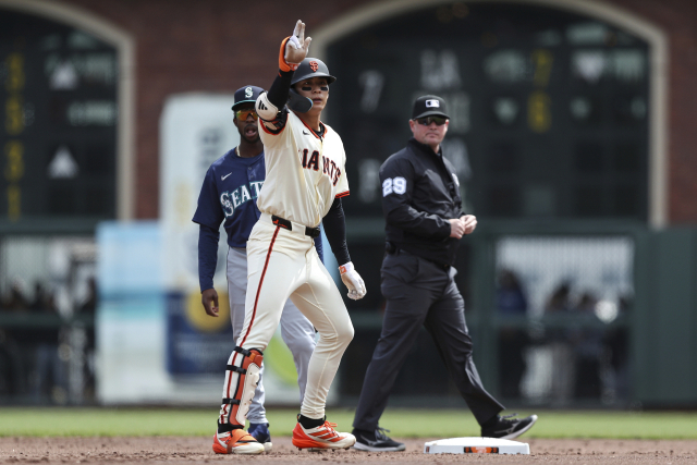 샌프란시스코 자이언츠의 이정후가 6일 미국 샌프란시스코의 홈 구장 오라클 파크에서 열린 MLB 시애틀 매리너스와의 경기 1회말 안타를 친 뒤 2루까지 진루, 동료들과 수신호로 기쁨을 나누고 있다. 연합뉴스