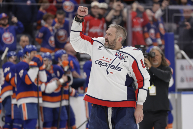 개인통산 895번째 득점에 성공, NHL 역대 최다골 기록을 갈아치운 알렉스 오베치킨이 주먹을 불끈 지며 관중들과 선수들에게 화답하고 있다. 연합뉴스