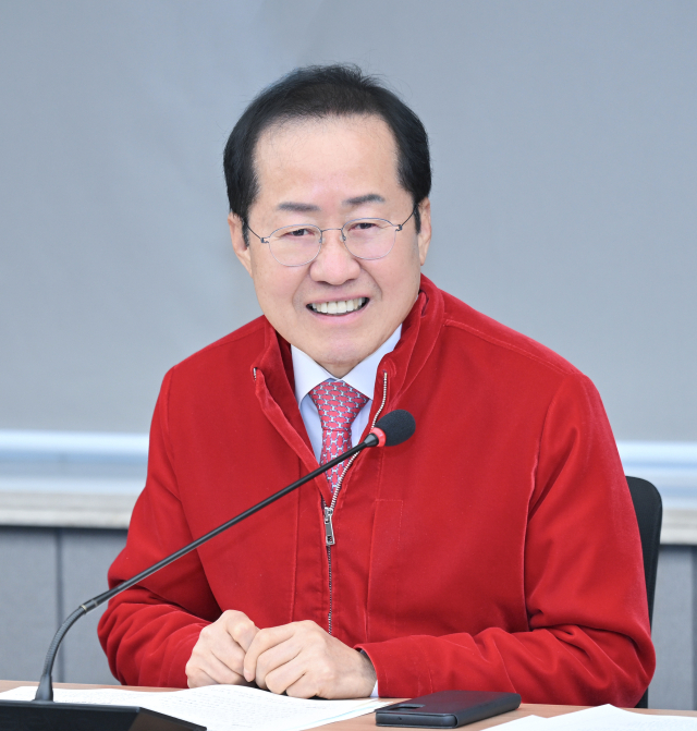 홍준표 대구시장이 7일 시청 산격청사에서 간부회의를 주재하고 있다. 대구시 제공.