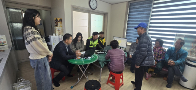 성주군이 지적재조사를 하면서 관계기관, 토지소유자 등과 협의를 하고 있다. 성주군 제공