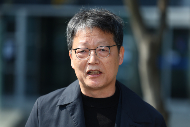 김유열 EBS 현 사장이 3일 서울 서초구 서울행정법원에서 열리는 신동호 사장 임명 집행정지 신청 심문기일에 출석하며 취재진에 입장을 밝히고 있다. 김 사장은 방송통신위원회가 지난달 26일 신동호 사장 임명 동의 건을 의결하자 27일 임명 집행정지 가처분과 임명 무효소송을 제기했다. 연합뉴스