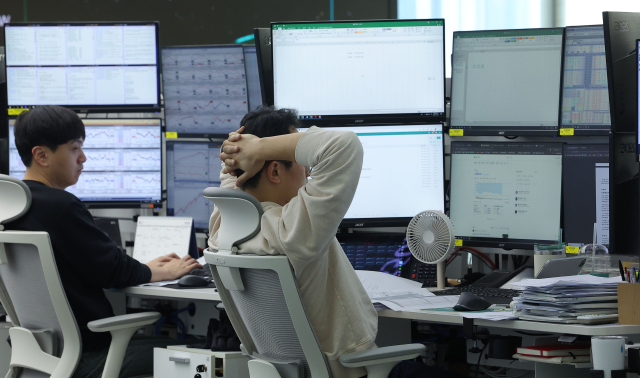 코스피가 전장보다 137.22p(5.57%) 내린 2,328.20로 마감한 7일 오후 서울 중구 하나은행 딜링룸에서 딜러들이 업무를 보고 있다. 이날 원/달러 환율은 오후3시30분 기준 전날보다 33.7원 오른 1,467.8원을 기록했고, 코스닥은 36.09p 내린 651.30으로 마감했다. 연합뉴스