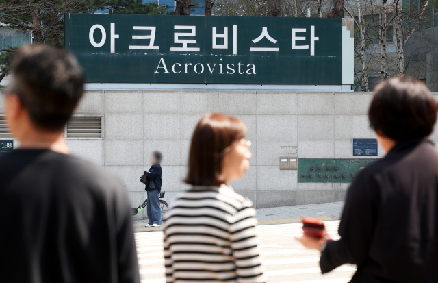 윤석열 전 대통령은 파면 나흘째인 7일 한남동 관저에서 머물며 퇴거를 준비 중인 것으로 알려졌다. 윤 전 대통령은 지난 2022년 5월 대통령 취임 후에도 6개월가량 머물렀던 서초동 사저로 거처를 옮길 것으로 보인다. 사진은 7일 윤 전 대통령의 사저가 있던 서울 서초구 주상복합 아크로비스타의 모습. 연합뉴스