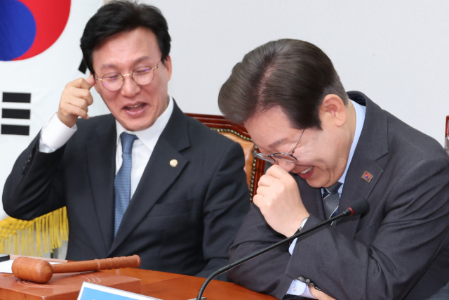 더불어민주당 이재명 대표가 7일 서울 여의도 국회에서 열린 최고위원회의에서 한준호 최고위원이 공개한 홍준표 대구시장의 