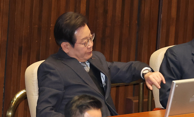 이재명 더불어민주당 대표가 윤석열 전 대통령에 대한 파면이 선고된 4일 서울 여의도 국회 본회의장에서 열린 