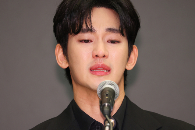 배우 김수현이 31일 오후 서울 마포구 스탠포드 호텔에서 미성년자였던 배우 고 김새론과 교제했다는 의혹과 관련해 입장발표 기자회견을 하고 있다. 연합뉴스