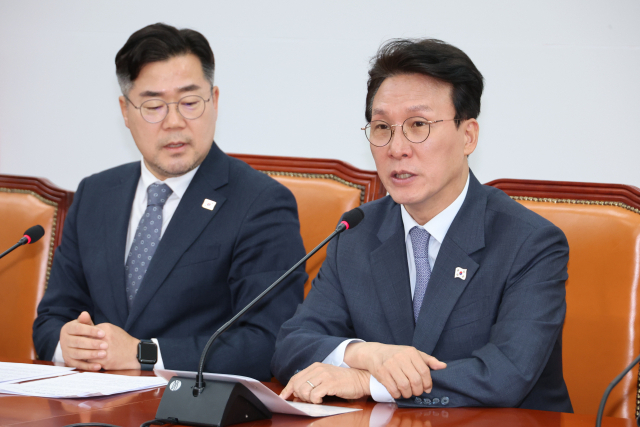 더불어민주당 김민석 최고위원이 30일 서울 여의도 국회에서 열린 기자간담회에서 마은혁 헌법재판관 후보자 임명 등과 관련해 발언하고 있다. 연합뉴스
