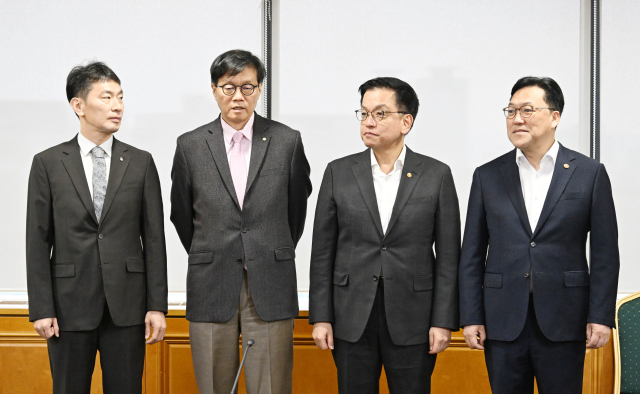 최상목 부총리 겸 기획재정부 장관이 8일 서울 중구 은행연합회에서 열린 거시경제·금융현안 간담회에 참석, 회의 시작에 앞서 대화를 나누고 있다. 왼쪽부터 이복현 금감원장, 이창용 한국은행 총재, 최상목 부총리, 김병환 금융위원장. 연합뉴스