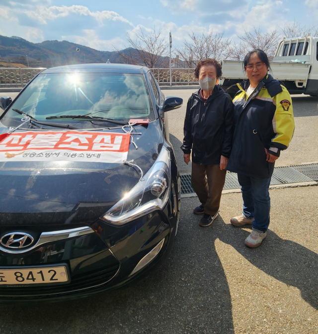 지난달 25일 청송 산불이 온 마을을 덮쳤을 때 청송소방서 김옥화 청송여성의용소방대장이 주민 최모 할머니를 대피소까지 피신시켰다. 당시 최 할머니는 불길을 피하기 위해 맨발로 도로에 나와있었다. 청송소방서 제공