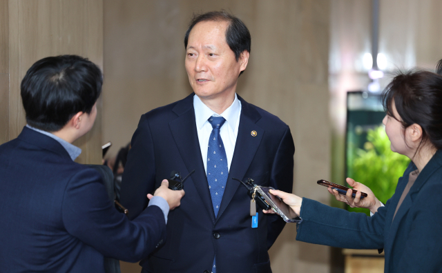헌법재판관 후임으로 지명된 이완규 법제처장이 8일 정부서울청사에서 열린 국무회의를 마친 뒤 청서를 나서며 이와 관련된 취재진 질문에 답하고 있다. 연합뉴스