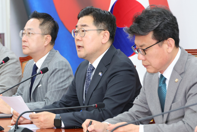 더불어민주당 박찬대 원내대표가 8일 서울 여의도 국회에서 열린 원내대책회의에서 발언하고 있다. 연합뉴스