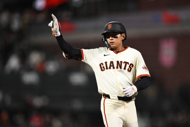 샌프란시스코 자이언츠의 이정후가 8일 미국 샌프란시스코의 오라클 파크에서 열린 MLB 신시내티 레즈와의 경기 9회 안타를 친 뒤 자축하고 있다. 연합뉴스