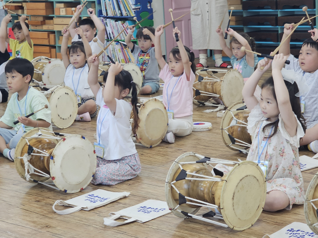 칠곡문화관광재단 유아문화예술교육 지원사업에 참여한 유아들이 장구를 배우고 있다. 칠곡군 제공