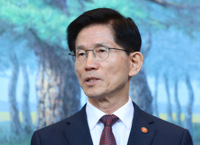 8일 서울 종로구 정부서울청사에서 열린 국무회의에서 사의를 표명한 김문수 고용노동부 장관이 국무회의를 마친 뒤 취재진에게 입장을 밝히고 있다. 김 장관은 이날 오후 퇴임식을 한 뒤 대선 준비에 본격적으로 착수한다. 연합뉴스