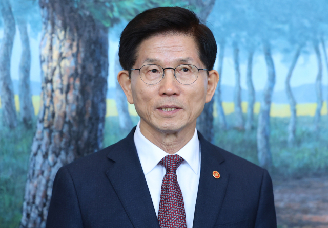 8일 서울 종로구 정부서울청사에서 열린 국무회의에서 사의를 표명한 김문수 고용노동부 장관이 국무회의를 마친 뒤 취재진에게 입장을 밝히고 있다. 김 장관은 이날 오후 퇴임식을 한 뒤 대선 준비에 본격적으로 착수한다. 연합뉴스
