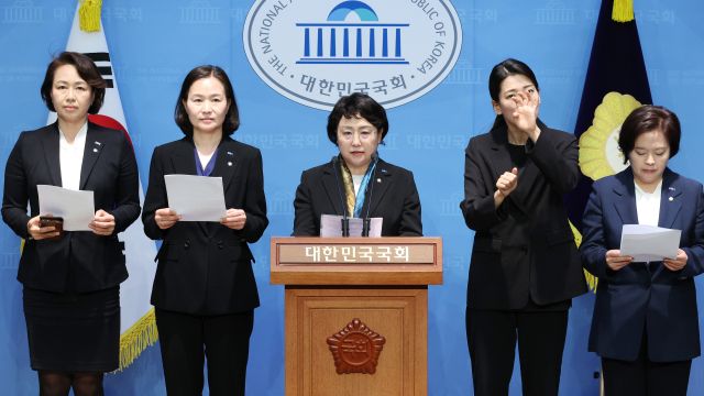 조국혁신당 김선민 당 대표 권한대행과 의원들이 8일 서울 여의도 국회 소통관에서 기자회견을 열고 한덕수 대통령 권한대행 국무총리의 헌법재판관 후임자 지명을 규탄하고 있다. 연합뉴스