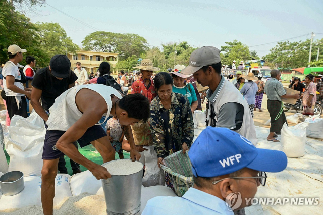 미얀마에서 식량을 배분하는 유엔 세계식량계획(WFP) [AFP 연합뉴스 자료사진]