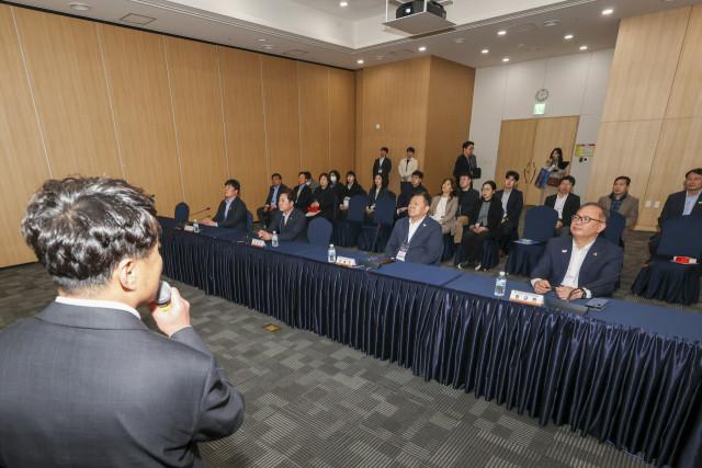 경북도의회 운영위원회는 최근 경주에서 영남권 시·도의회운영위원장협의회 제3차 정기회를 개최했다. 영남권 4개 시·도의회(부산·울산·경남·경북) 운영위원장이 참석한 이날 광역시도의회 간 인사교류의 필요성과 방안에 대해 논의했다. 경북도의회 제공