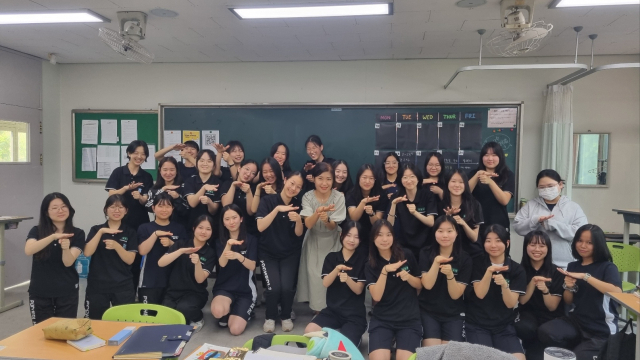 포항제철고가 최근 장애인 강사와 함께 포용의 가치를 배우는 사회적 소양 함양 특별 프로그램을 진행하고 있는 가운데, 프로그램 참여 학생들이 기념촬영을 하고 있다. 포항제철고 제공.