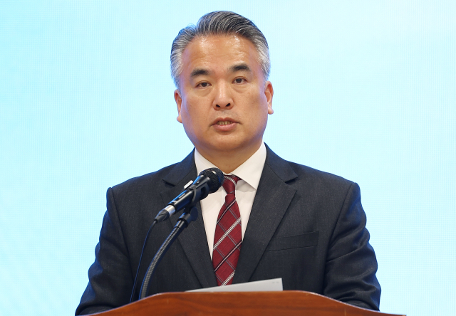 대한의사협회 김성근 대변인이 8일 서울 용산구 의협회관에서 현안 관련 언론 브리핑을 하고 있다. 브리핑을 통해 의협은 2026년 의대정원 확정 요구와 함께 교육부 실사를 통해 제대로 교육이 불가능하다고 판단되는 경우 모집정원 축소를 요청했다. 연합뉴스