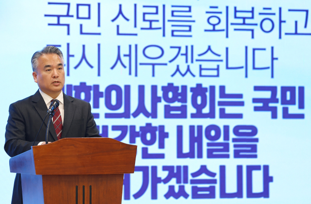 대한의사협회 김성근 대변인이 8일 서울 용산구 의협회관에서 현안 관련 언론 브리핑을 하고 있다. 브리핑을 통해 의협은 2026년 의대정원 확정 요구와 함께 교육부 실사를 통해 제대로 교육이 불가능하다고 판단되는 경우 모집정원 축소를 요청했다. 연합뉴스