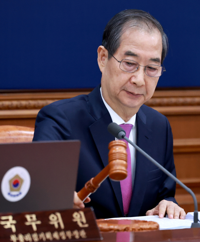 한덕수 대통령 권한대행 국무총리가 8일 정부서울청사에서 열린 국무회의에서 개회를 선언하며 의사봉을 두드리고 있다. 연합뉴스