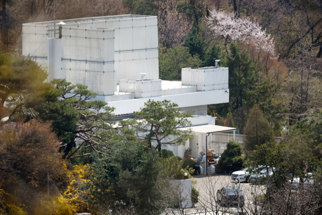 윤석열 전 대통령이 이번 주 관저에서 퇴거할 거라는 관측이 나오고 있는 가운데 8일 서울 용산구 한남동 관저에서 차량이 이동하고 있다. 연합뉴스