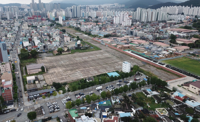 대구 남구 대명동, 봉덕동 일원의 미군기지 캠프워커 헬기장 및 동편 활주로 전경. 매일신문 DB.