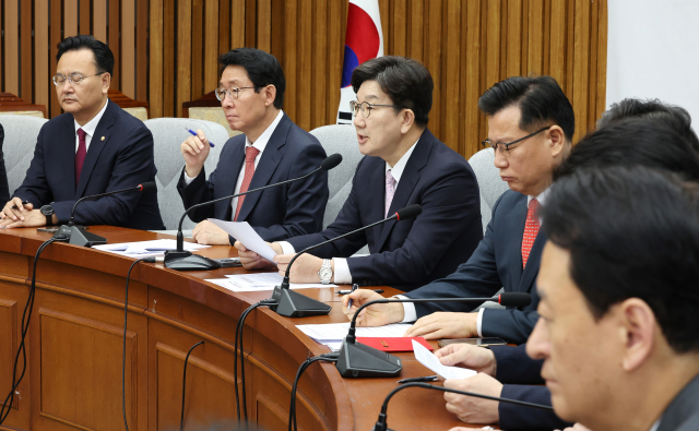 국민의힘 권성동 원내대표(가운데)가 8일 국회에서 열린 원내대책회의에서 발언하고 있다. 연합뉴스