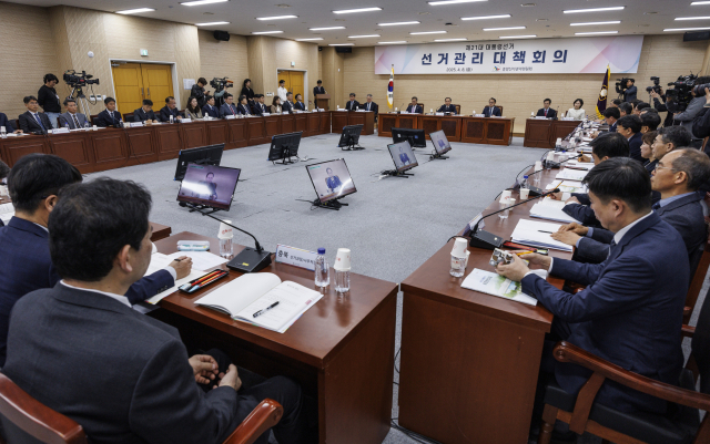 8일 경기도 과천 중앙선관위원회에서 전국 시도 선관위 관계자들이 참석한 가운데 열린 제21대 대통령선거 선거 관리대책 회의에서 김필곤 중앙선관위 상임위원이 발언하고 있다. 연합뉴스