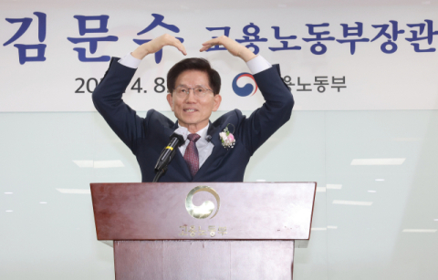 '대선 출마' 김문수, 이재명 형수 거론…