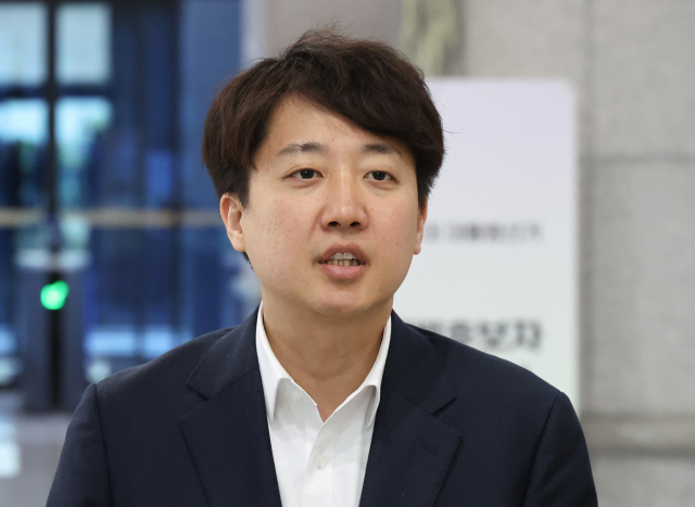 개혁신당 대선 후보인 이준석 의원이 8일 경기도 과천 중앙선거관리위원회에 제21대 대통령선거 예비후보 후보 등록을 마친 뒤 인터뷰하고 있다. 연합뉴스